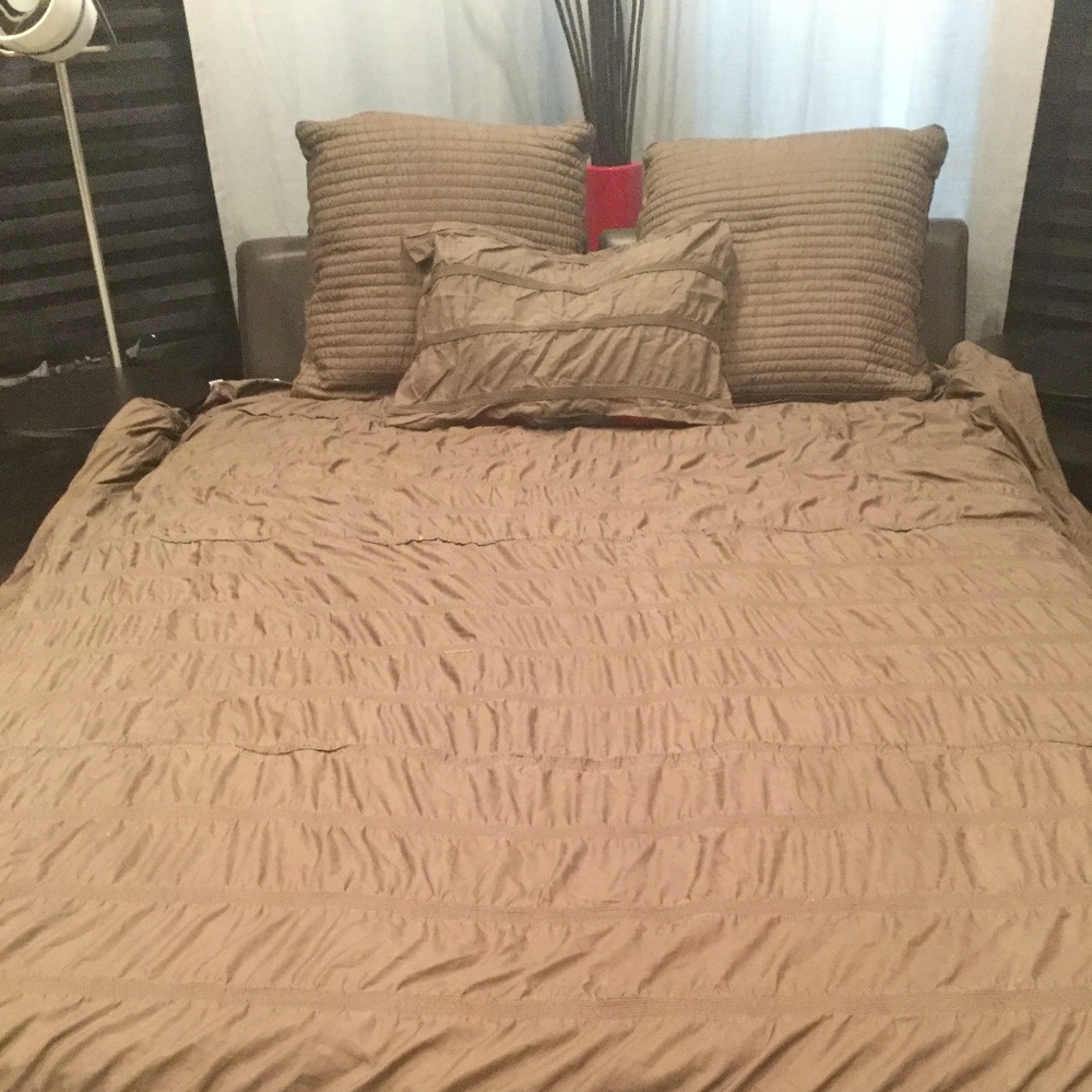 Silk pintuck king duvet cover &  pillow cases br